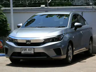 Honda City สีขาวและสีเงิน มุมหน้า