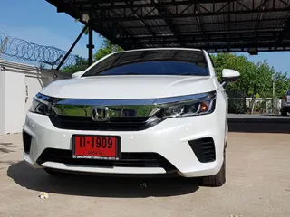 Honda City สีขาวและสีเงิน ด้านหน้า