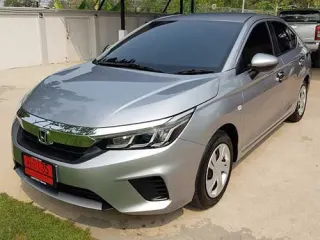 Honda City สีขาวและสีเงิน มุมหน้า