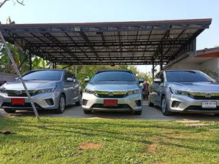 Honda City สีขาวและสีเงิน จอดเรียงพร้อมส่งมอบ