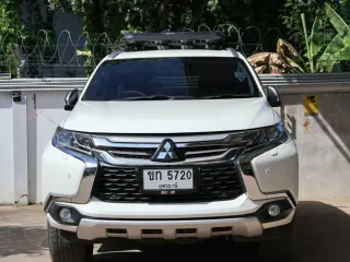 Mitsubishi Pajero Sport สีขาว ด้านหน้า