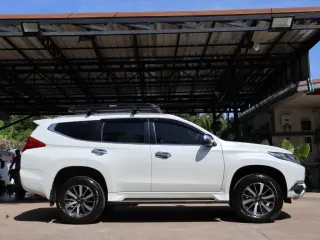Mitsubishi Pajero Sport สีขาว ด้านข้าง