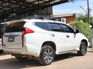Mitsubishi Pajero Sport สีขาว มุมหลัง