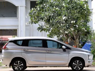 Mitsubishi Xpander สีเงิน ด้านข้าง