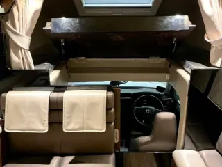 รถบ้าน Motorhome สีขาว ภายในห้องโดยสาร