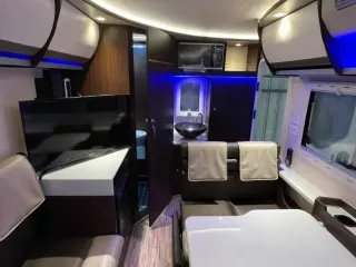 รถบ้าน Motorhome สีขาว ภายในห้องโดยสาร