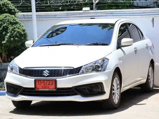 Suzuki Ciaz สีขาว มุมหน้า