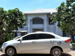 Suzuki Ciaz สีขาว ด้านข้าง