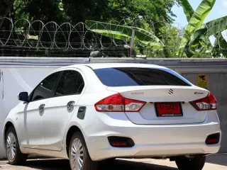 Suzuki Ciaz สีขาว มุมหลัง