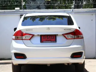 Suzuki Ciaz สีขาว ด้านหลัง