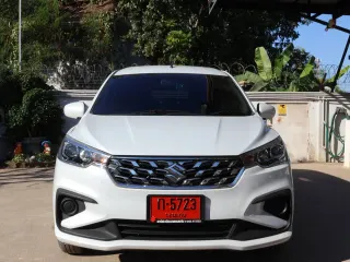 Suzuki Ertiga Hybrid สีขาว ด้านหน้า