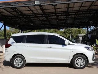 Suzuki Ertiga Hybrid สีขาว ด้านข้าง