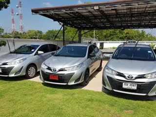 Toyota Ativ สีเงิน จอดเรียงพร้อมส่งมอบ