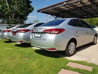Toyota Ativ สีเงิน มุมหลัง
