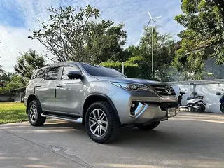 Toyota Fortuner สีเทา มุมหน้า