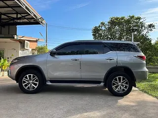 Toyota Fortuner สีเทา ด้านข้าง