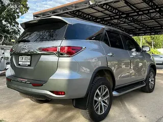 Toyota Fortuner สีเทา มุมหลัง