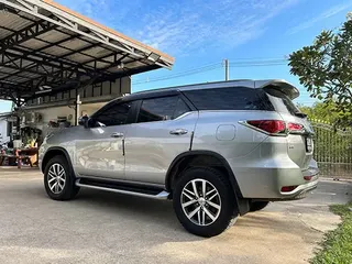 Toyota Fortuner สีเทา มุมข้างและหลัง