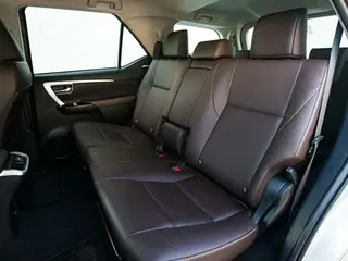 เบาะแถวสอง Toyota Fortuner หุ้มหนัง