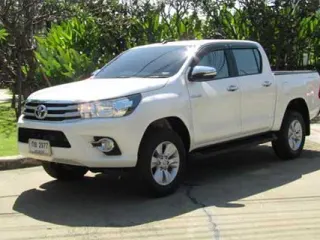 Toyota Hilux Revo สีขาว มุมหน้า