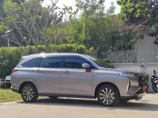 Toyota Veloz สีเงิน ด้านข้าง