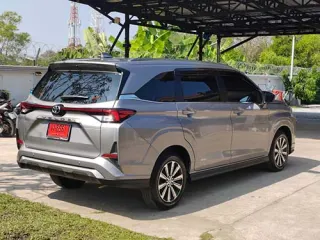 Toyota Veloz สีเงิน มุมหลัง