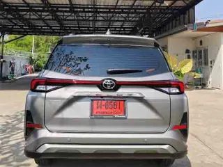 Toyota Veloz สีเงิน ด้านหลัง