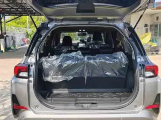 Toyota Veloz สีเงิน ท้ายรถและพื้นที่เก็บสัมภาระ