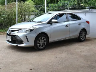 Toyota Vios สีเงิน มุมหน้า