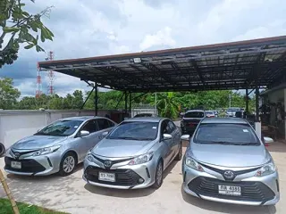 Toyota Vios สีเงิน จอดเรียงพร้อมส่งมอบ
