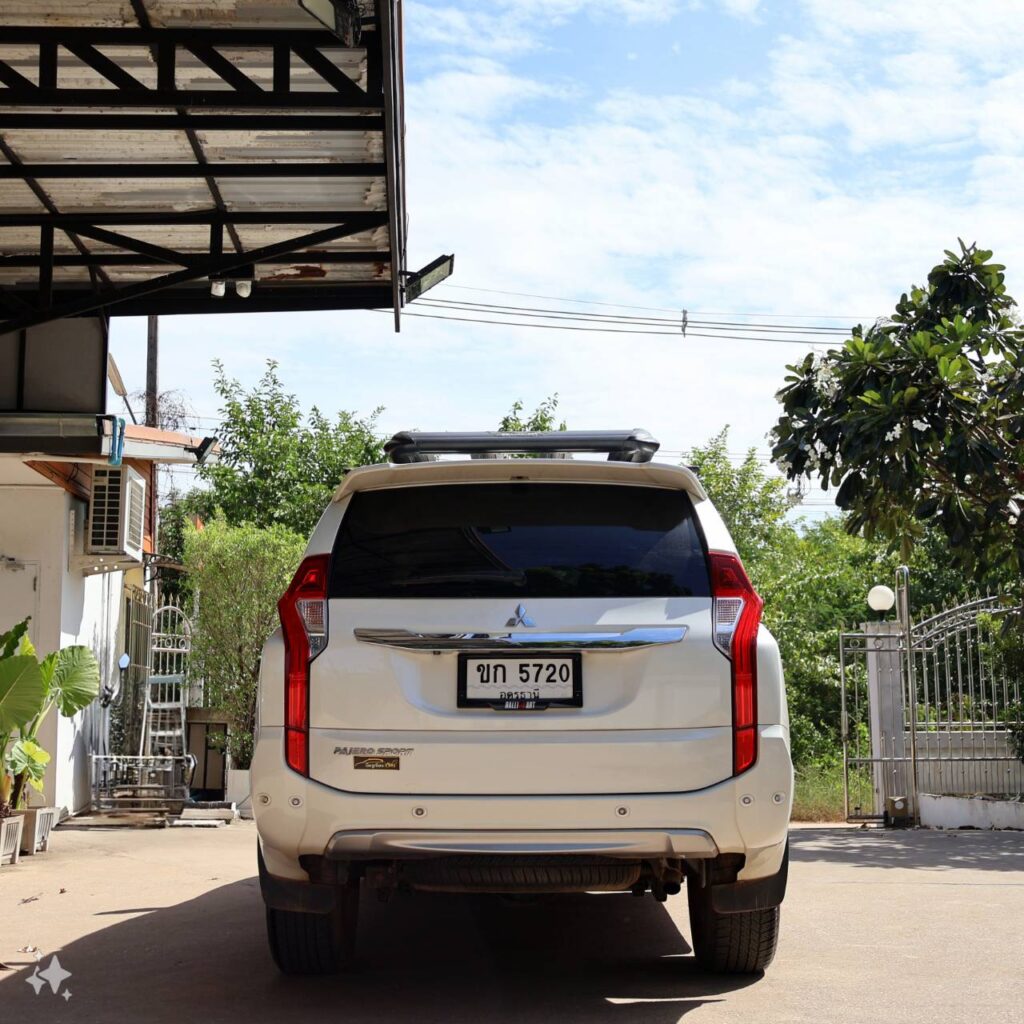 Mitsubishi Pajero Sport มุมด้านหน้าและด้านข้าง