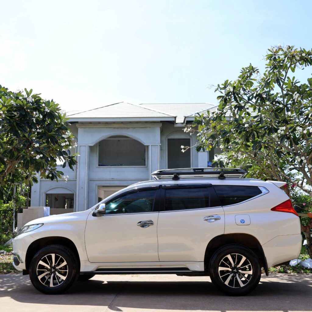 Mitsubishi Pajero Sport มุมด้านหลัง/ด้านข้าง